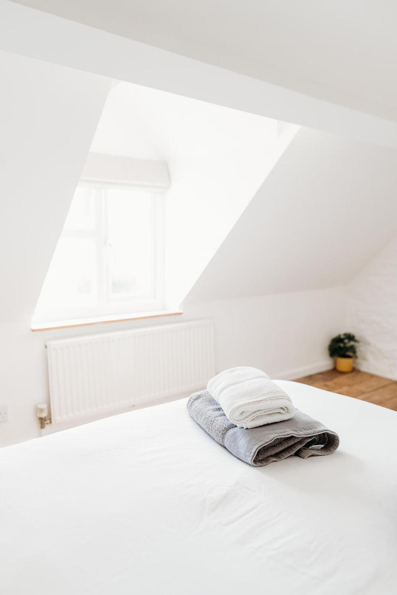 Stunning 2Bd In The Heart Of Malmesbury! Vila Exterior foto